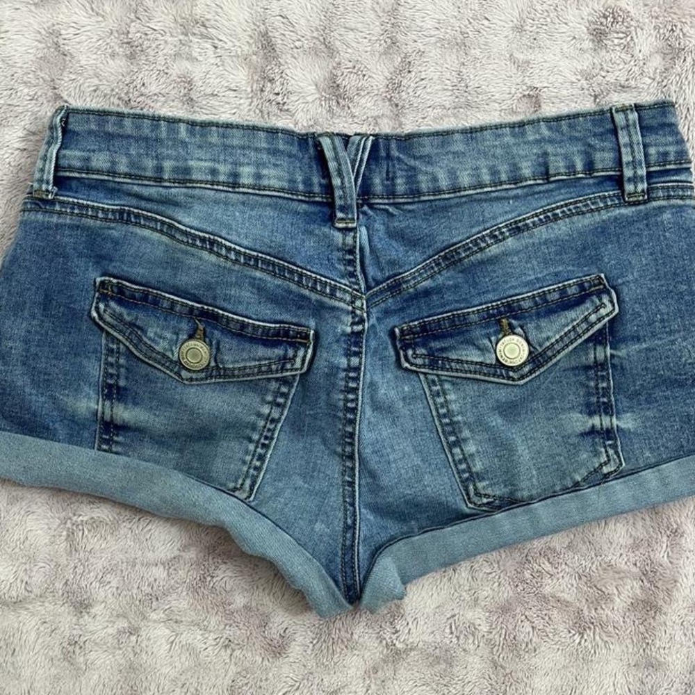 Super cute y2k mini shorts with cute back pockets